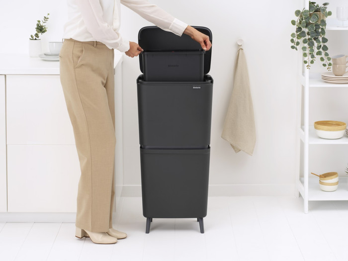 Brabantia SortUp Recycle Hi afvalemmer 25+10+10L Grijs product in gebruik