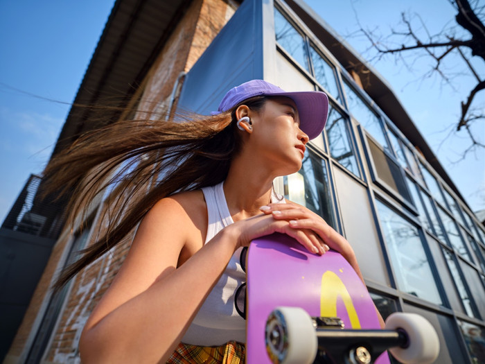 Shokz OpenDots Air Paars product in gebruik