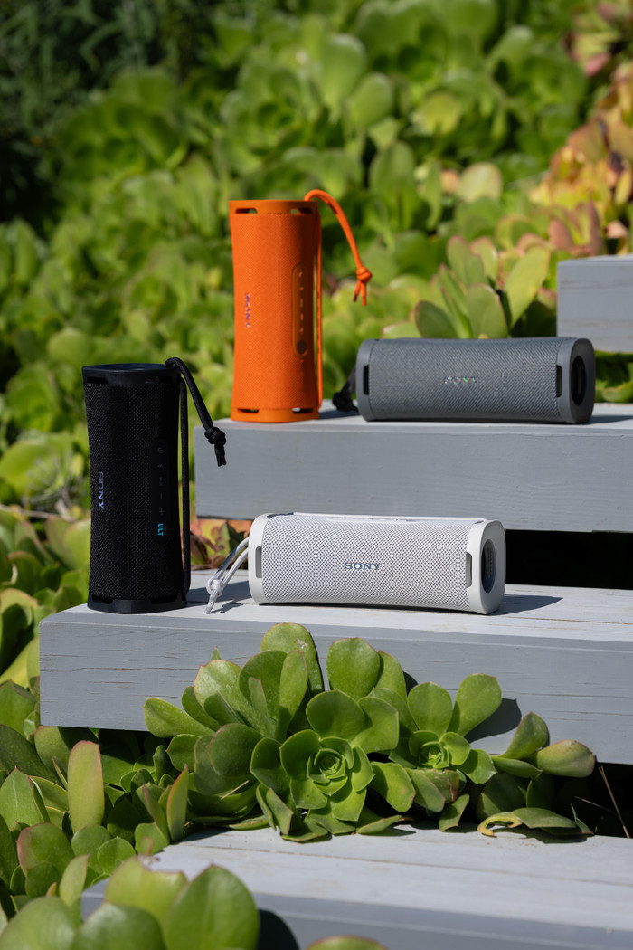 Sony ULT Field 1 Oranje Duo Pack product in gebruik