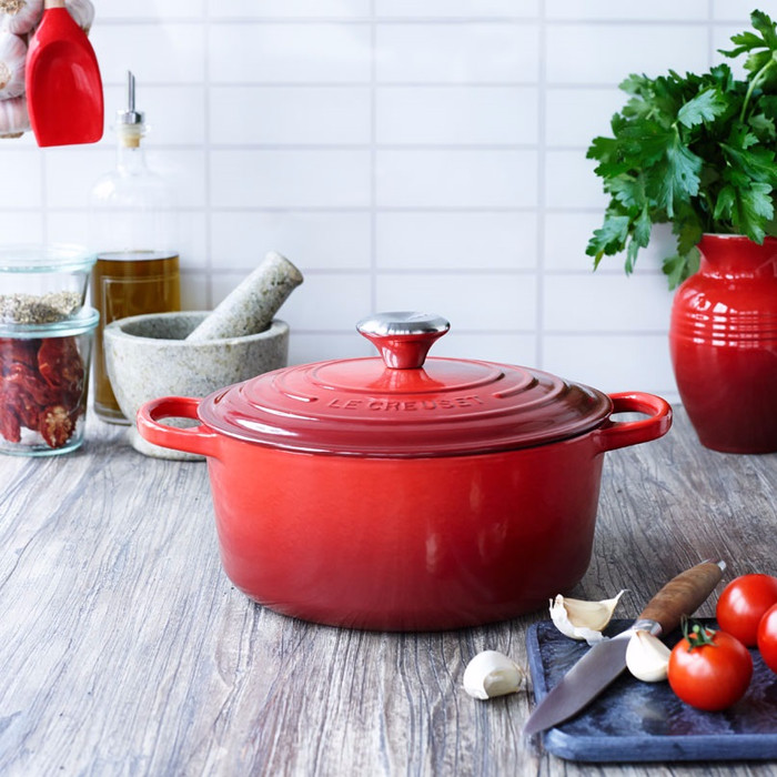 Le Creuset Signature Ovale Braadpan 31 cm Kersenrood product in gebruik