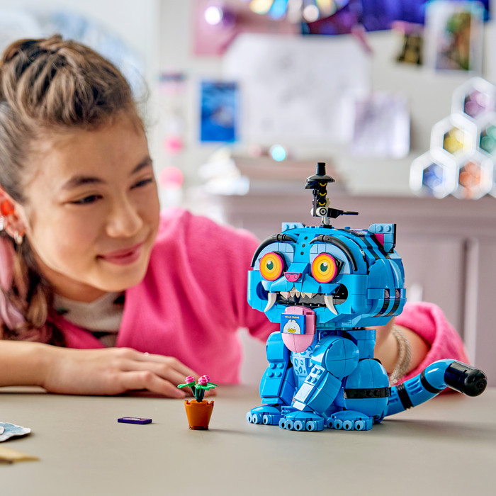 LEGO KPop Demon Hunters Derpy Tiger en Sussie Bird 72537 product in gebruik