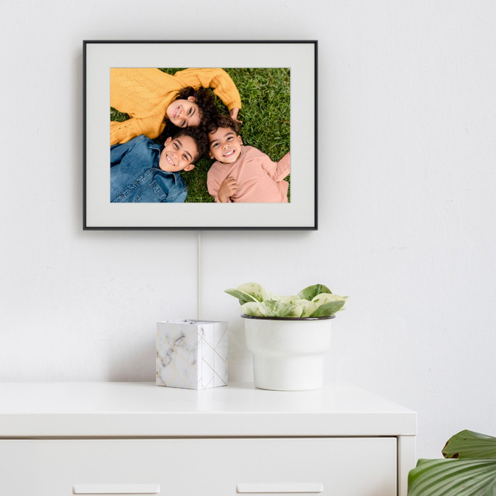 Aura Frames Walden Zwart product in gebruik