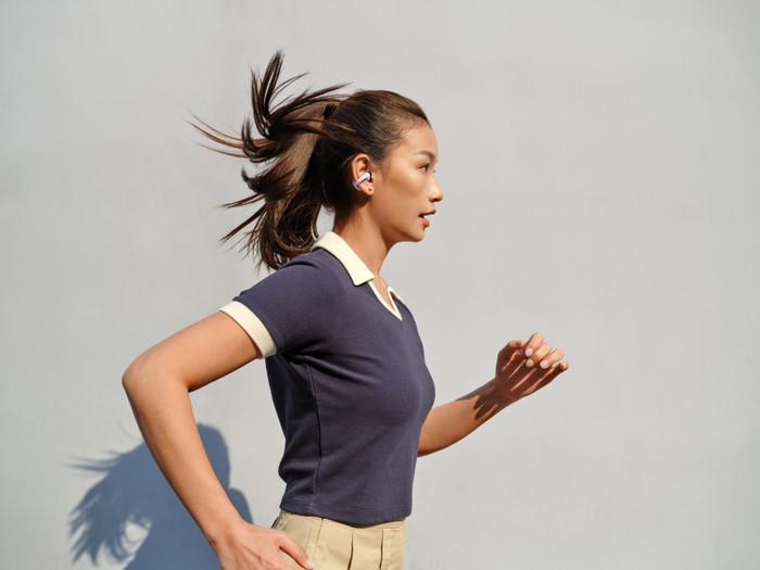 Shokz OpenDots Air Paars product in gebruik