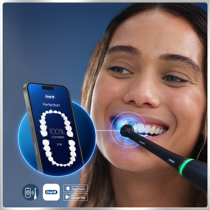 Oral-B iO 6N Zwart + extra iO Gentle Care opzetborstel product in gebruik