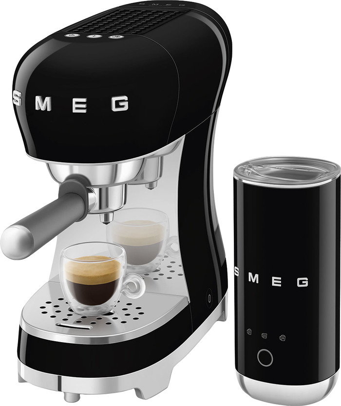 SMEG ECF12BLEU Black + Milk Frother product in use