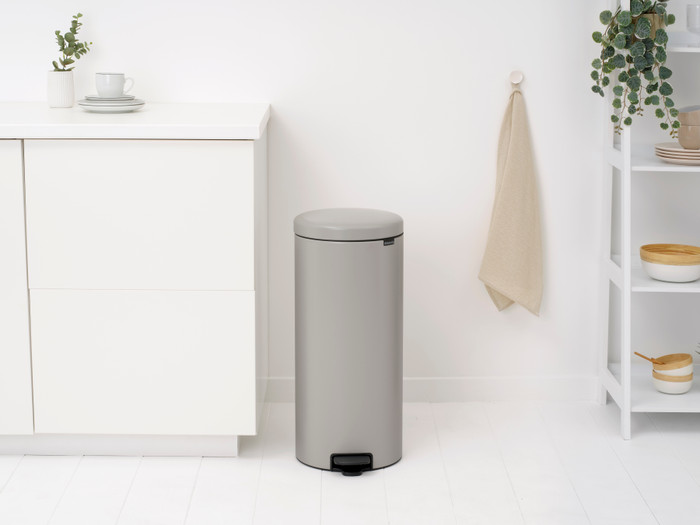 Brabantia NewIcon Pedaalemmer 30 Liter Soft Grey product in gebruik