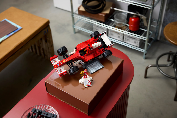 LEGO Icons F1 Ferrari met Michael Schumacher 11375 product in gebruik
