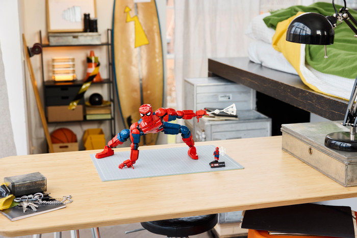 LEGO Marvel Spider-Man Heldenfiguur 76346 product in gebruik