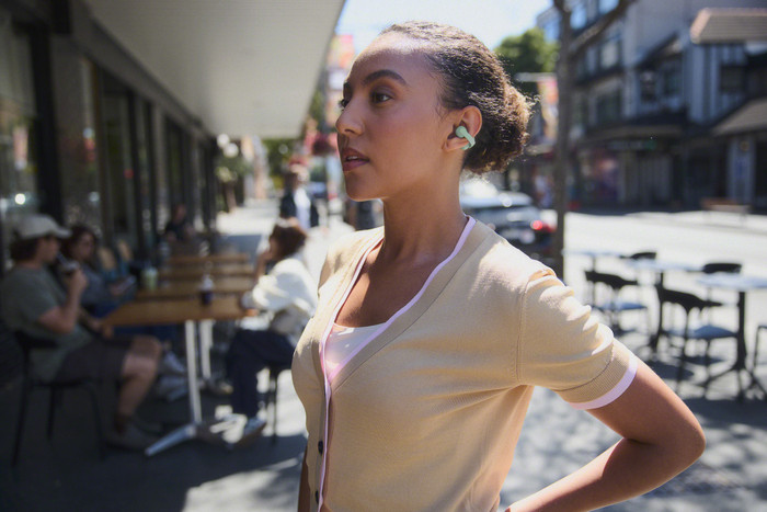 Sony Linkbuds Clip Groen product in gebruik