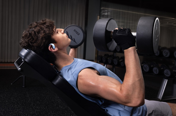 Shokz OpenFit Air 2 Blauw product in gebruik
