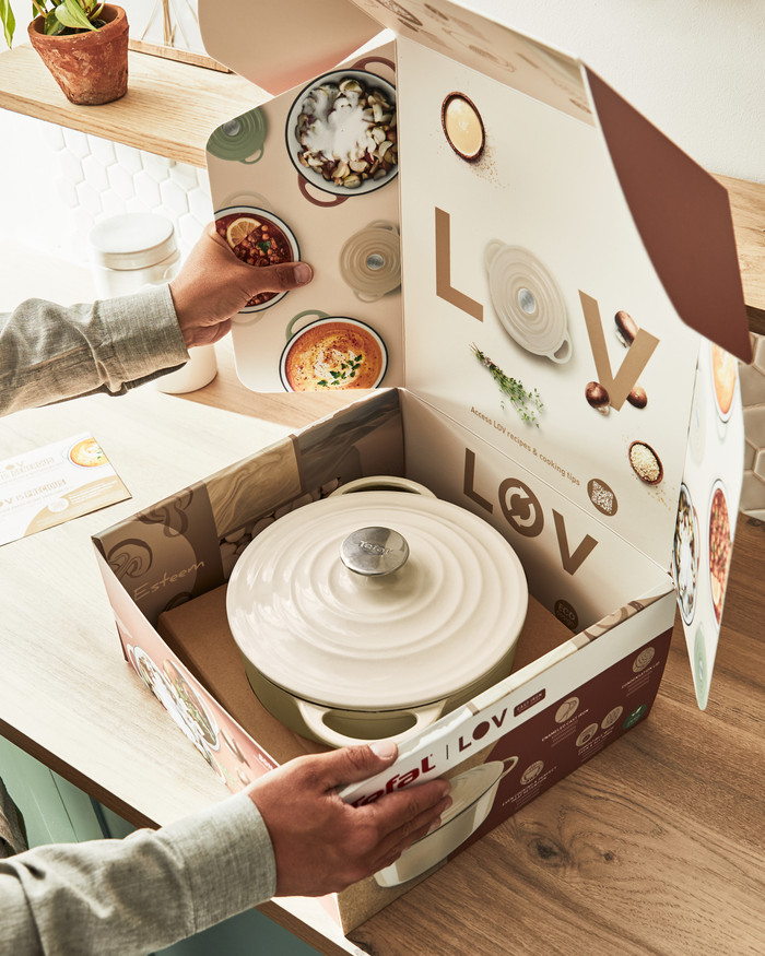 Tefal LOV Low Dutch Oven 28cm Beige product in use