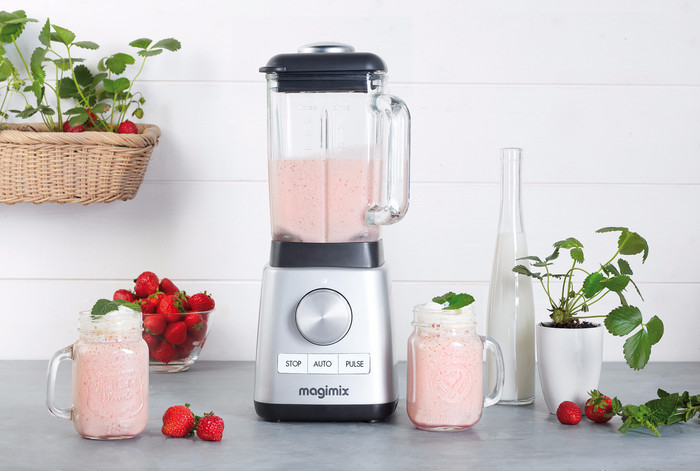 Magimix Power Blender 4 Matte Chrome product in use