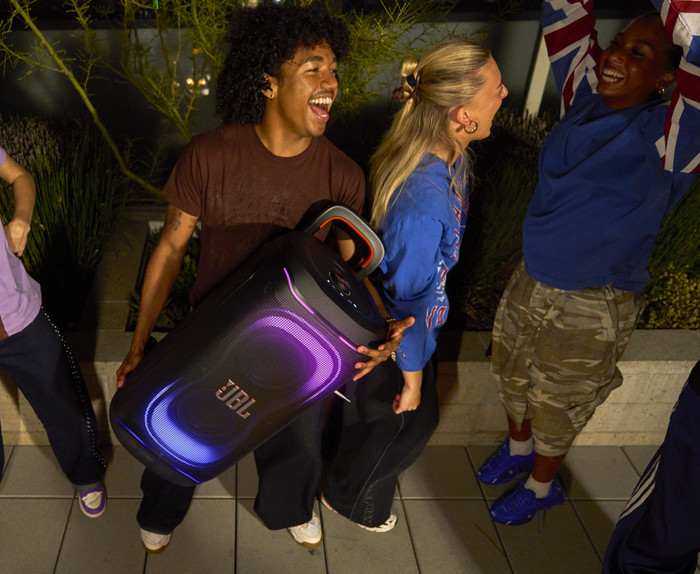 JBL Partybox 330 Wit product in gebruik