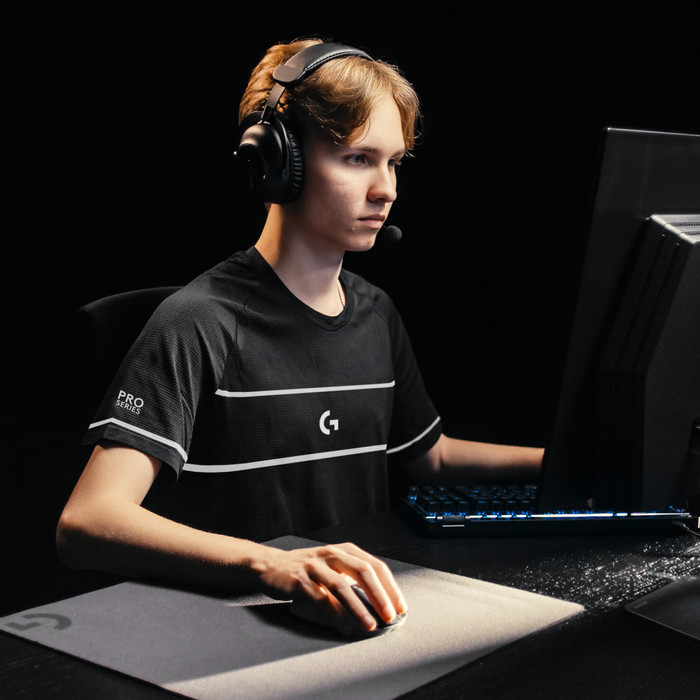 Logitech G PRO X2 Superstrike Lightspeed Draadloze Gaming Muis product in gebruik
