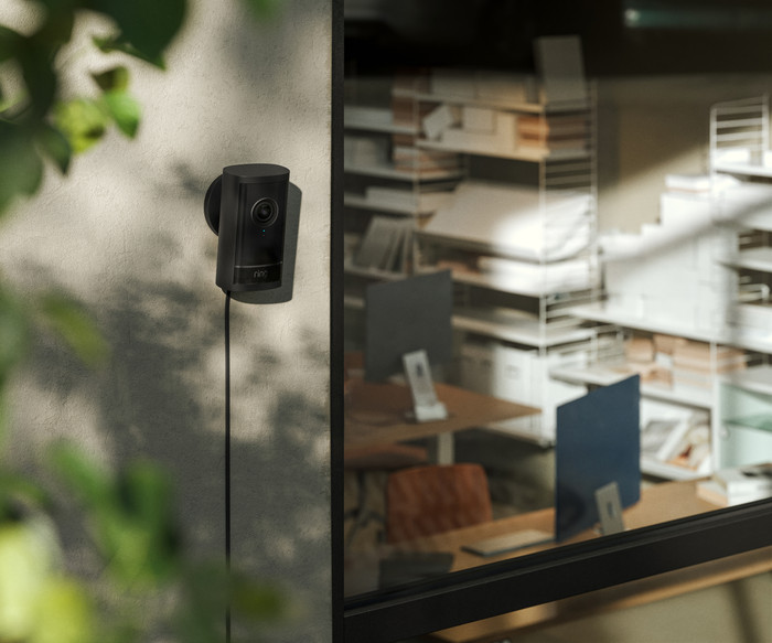 Ring Outdoor Camera Pro Stekker Zwart product in gebruik