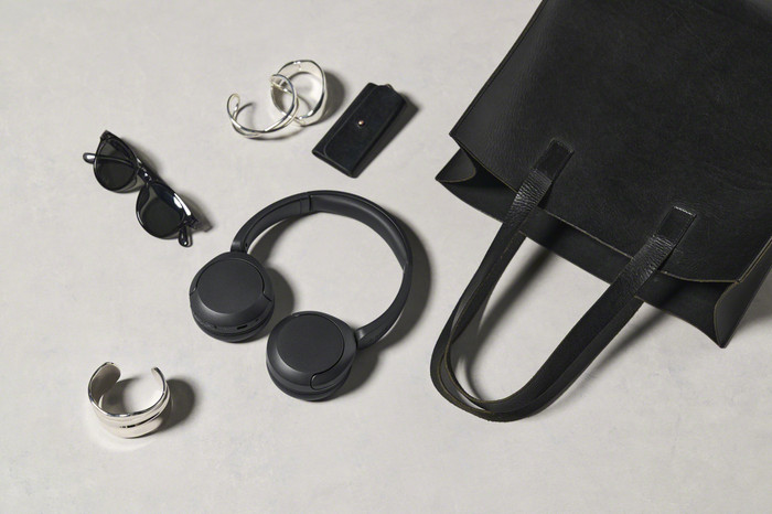 Sony WH-CH535 Zwart product in gebruik