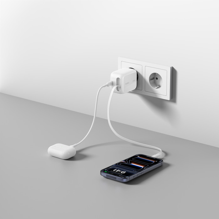 Belkin BoostCharge Pro Oplader 45W Usb C Wit + Usb C Intrekbare Kabel 0,8m Kunststof Wit product in gebruik