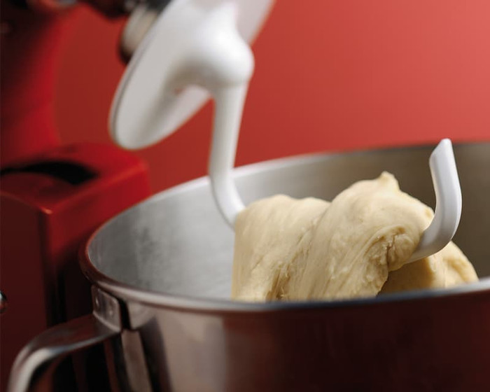 KitchenAid Artisan Mixer 5KSM125 Contourzilver product in gebruik