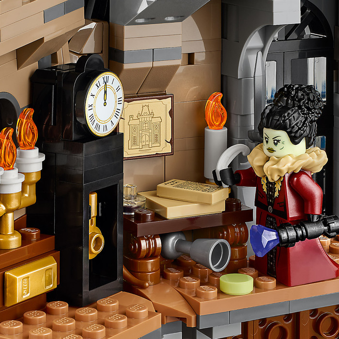 LEGO Icons Burgemeestershuis 11383 product in gebruik