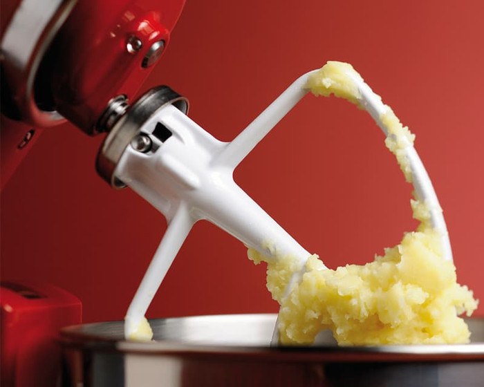 KitchenAid Artisan Mixer 5KSM125 Contourzilver product in gebruik