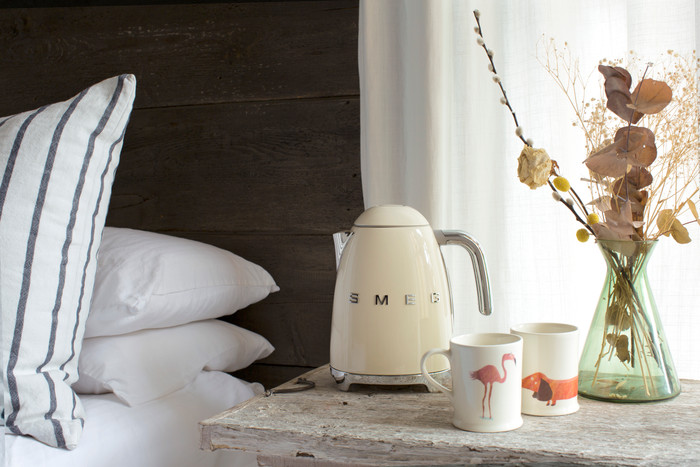 SMEG KLF03CREU Cream product in use
