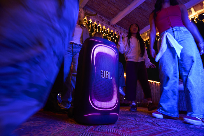 JBL Partybox 330 Wit product in gebruik