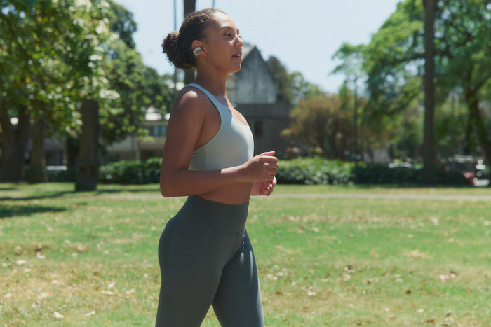 Sony Linkbuds Clip Groen product in gebruik