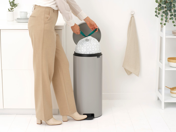 Brabantia NewIcon Pedaalemmer 30 Liter Soft Grey product in gebruik