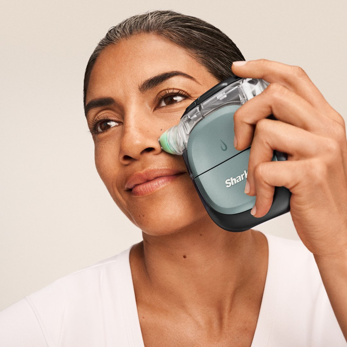 Shark FacialPro Glow + DePuffi FH320EUBK Zwart product in gebruik