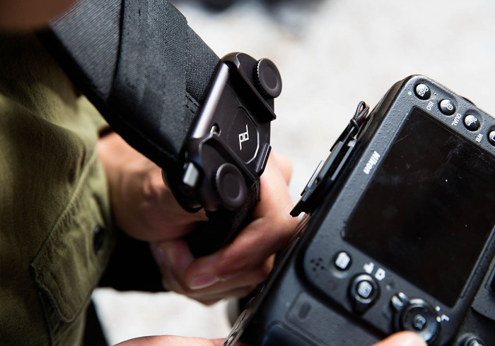 Peak Design Capture Camera Clip Zwart product in gebruik