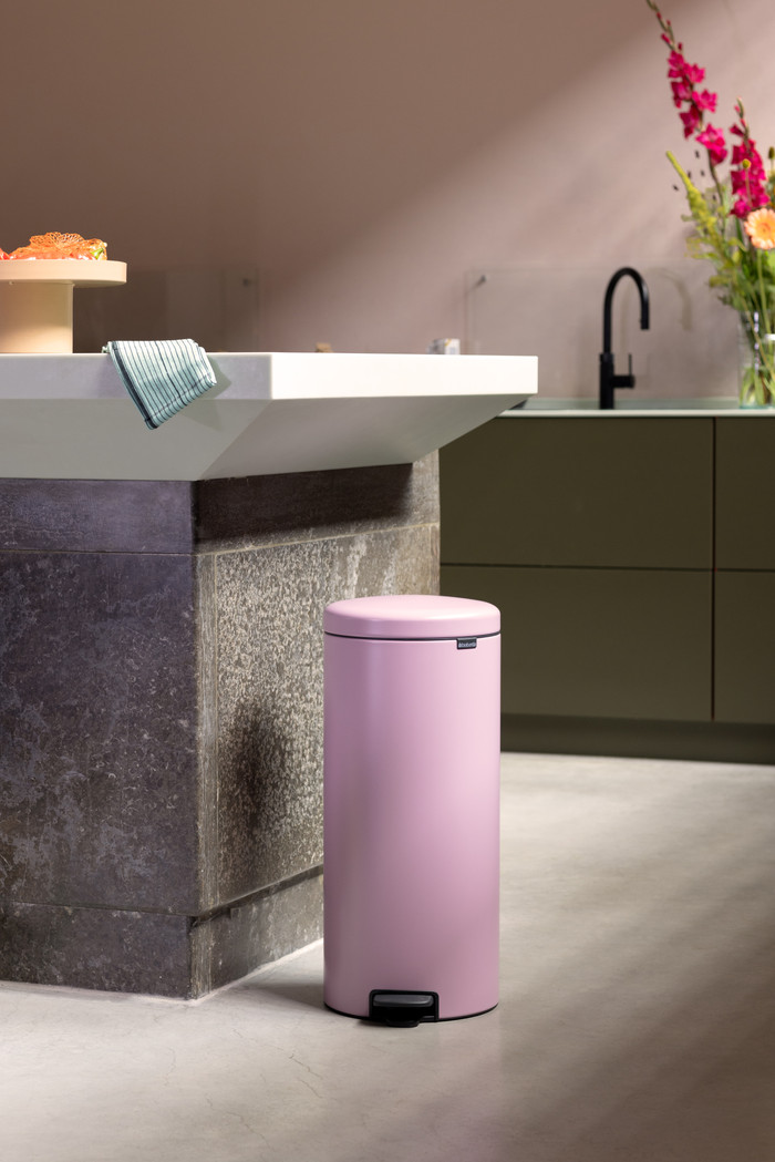 Brabantia NewIcon Pedaalemmer 30 Liter Lilac Pink product in gebruik