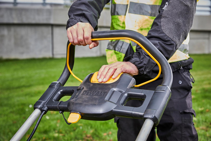 DeWalt DCMW564P2-QW product in use