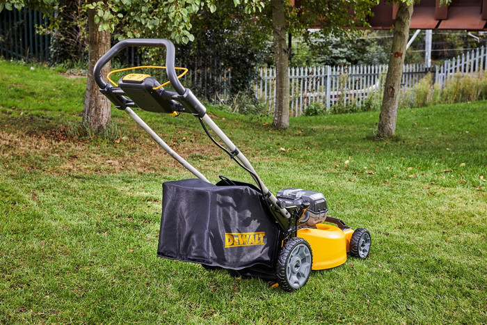 DeWalt DCMW564P2-QW product in use