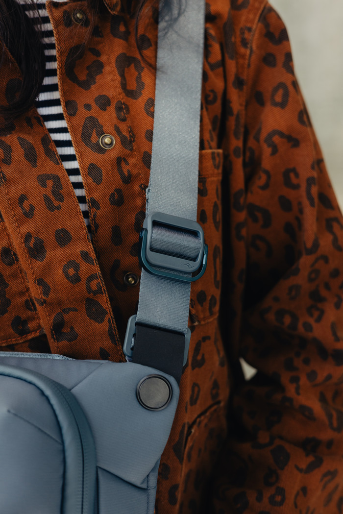 Peak Design Everyday Sling 3L Ocean product in gebruik