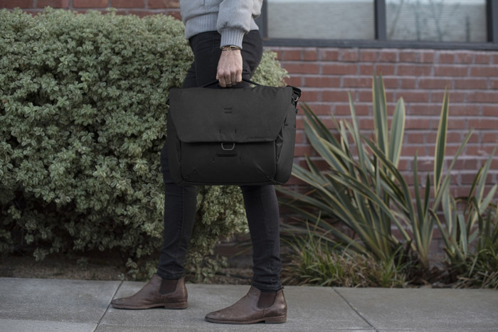 Peak Design Everyday Messenger 13L v3 Black product in gebruik