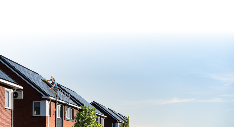 Medewerkers van Coolblue Energie installeren zonnepanelen op een dak.