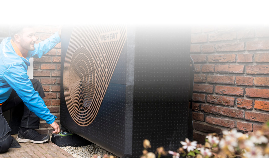 Coolblue installateur met warmtepomp.