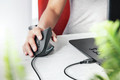 Trust Verto Bedrade Ergonomische Muis product in gebruik
