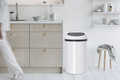 Brabantia Touch Bin 60 Liter White + Vuilniszakken (120 stuks) detail