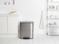 Brabantia Bo Pedal Bin 60 Liter Rvs Fingerprint proof + Vuilniszakken (120 stuks) product in gebruik