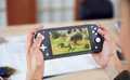 Nintendo Switch Lite Geel + Super Mario Bros. Wonder + Beschermhoes product in gebruik