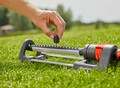 Gardena Zwenksproeier Aqua L product in gebruik