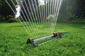 Gardena Zwenksproeier Aqua L product in gebruik