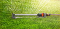Gardena Zwenksproeier Aqua L product in gebruik