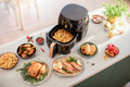 Philips Airfryer XXL Smart Sensing Premium HD9867/90 product in gebruik