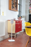 Denon Home 150 Vloerstandaard Wit product in gebruik