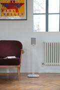 Denon Home 150 Vloerstandaard Wit product in gebruik