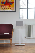 Denon Home 250 Vloerstandaard Wit product in gebruik