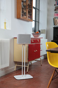 Denon Home 250 Vloerstandaard Wit product in gebruik