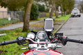 RAM Mounts U-Bolt Telefoonhouder Motor Stuur Groot product in gebruik